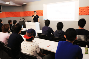 辻ヤスシさんがご自身の体験を語った特別講義